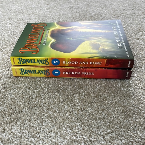 *SOLD* Bravelands Books, Erin Hunter - Picture 4 of 4